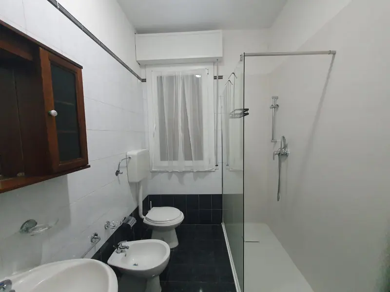 Andrea Affittacamere: bagno con lavabo e doccia