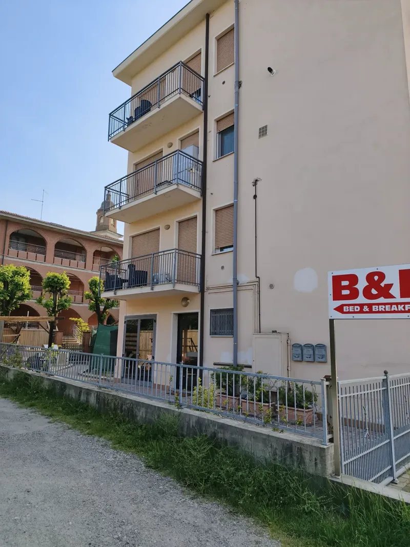 Andrea Affittacamere: facciata con i balconi