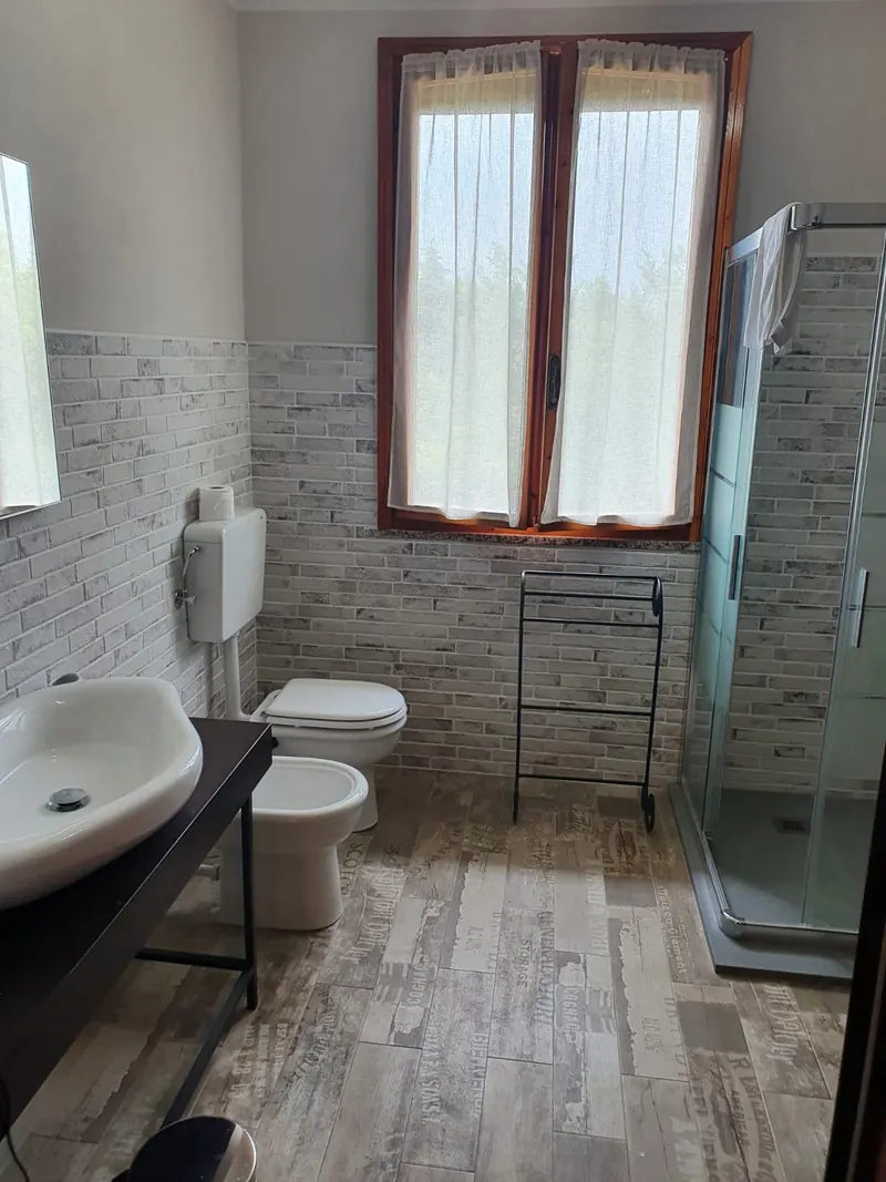 Villa Ferrari Oriella: bagno con doccia e asciugamani