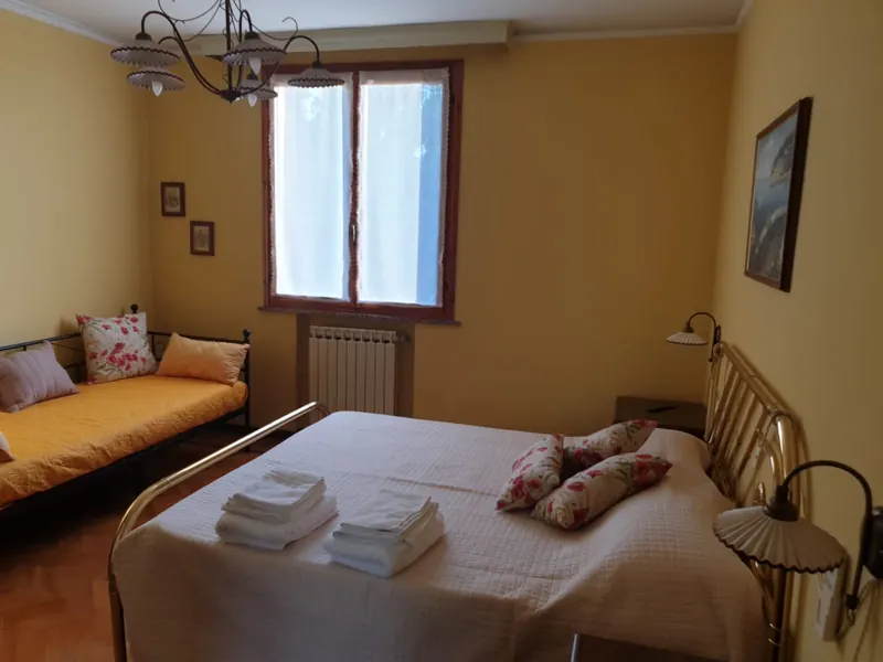 Villa Ferrari Oriella: camera Ambra, letto e divanetto