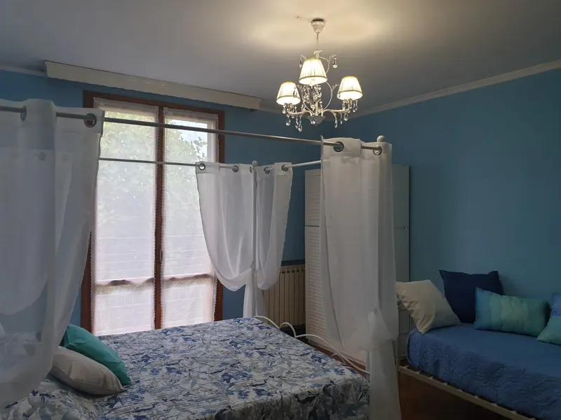 Villa Ferrari Oriella: camera Diamante, letto e finestra sul cortile