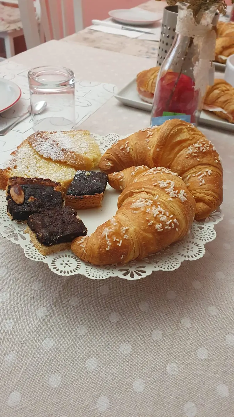 Colazione: torte, cornetti e succhi