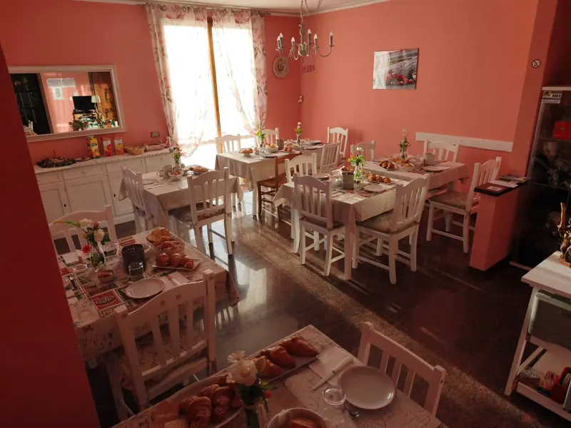 Sala colazioni: tavoli apparecchiati e buffet